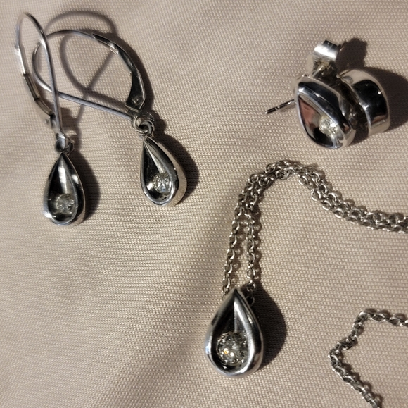 Diamond teardrop pendant and 2 sets of earrings - Picture 2 of 12